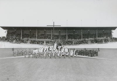 876681 Afbeelding van een massascène uit het gemeenschapsspel 'Omnis Terra', geschreven door priester-dichter Jacques ...